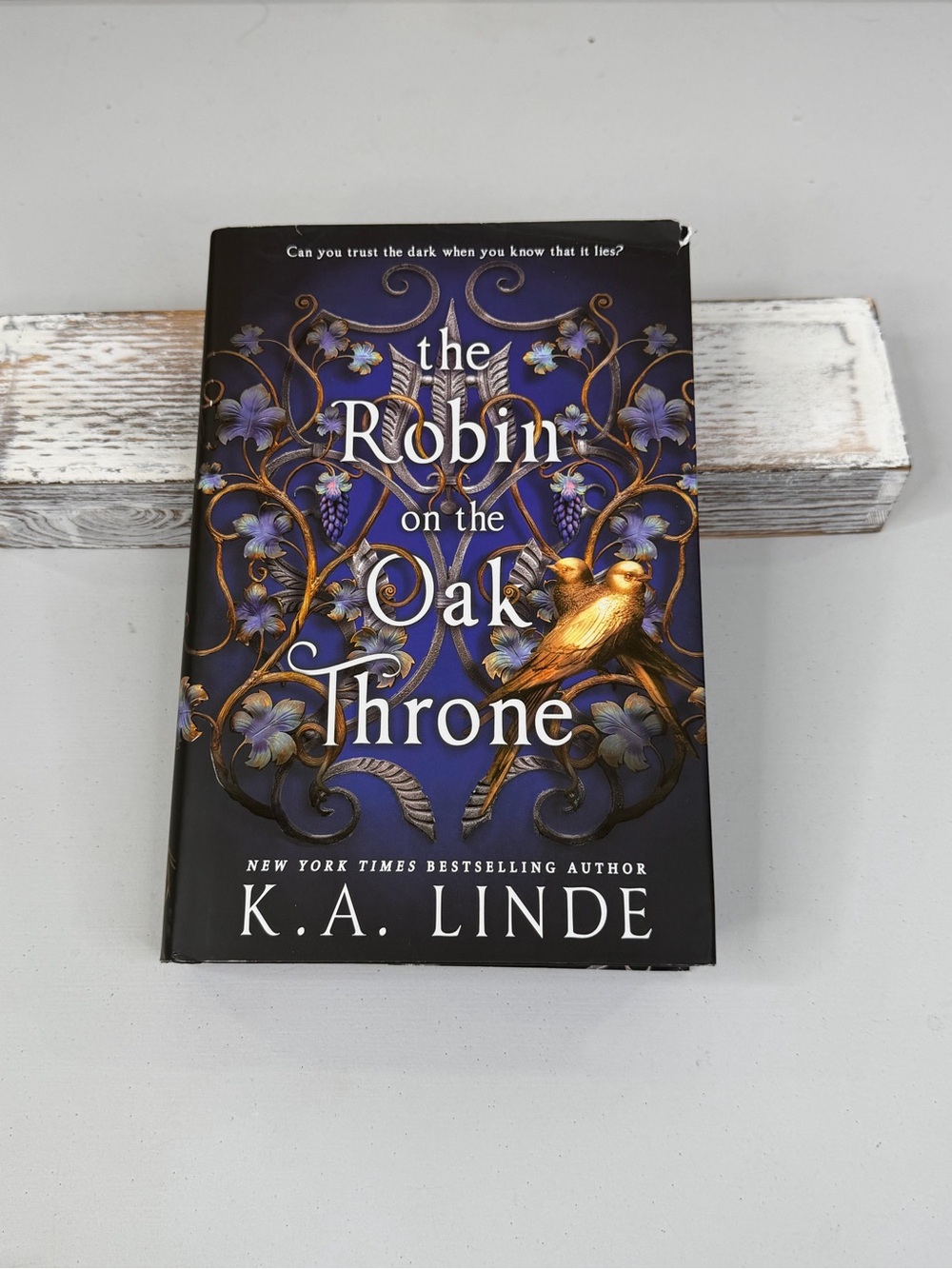 K.A. LINDE "The Robin on the Oak Throne"-Hardcover Book